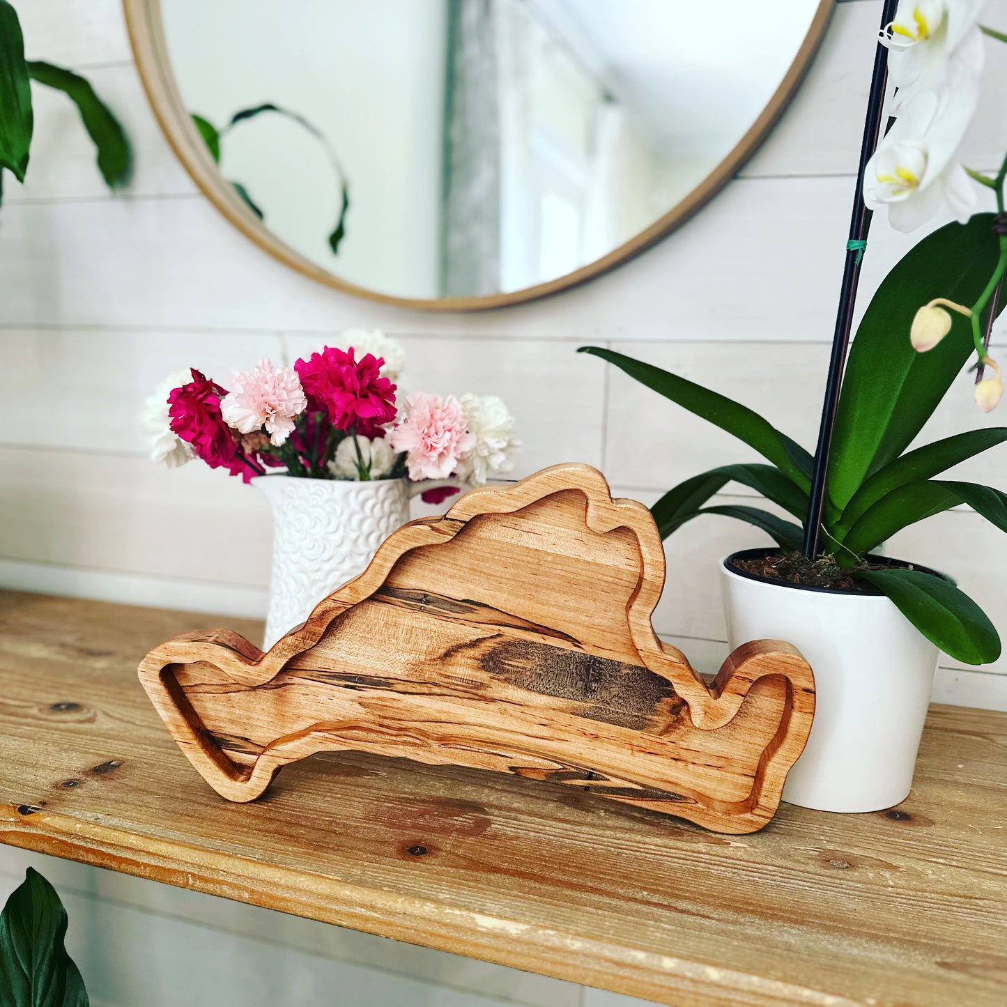 A captivating Martha's Vineyard-inspired tray, crafted from premium wood, perfect for elegant gathering