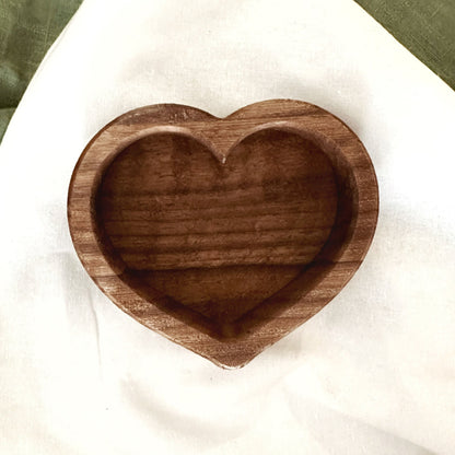 ring dish shaped as heart, in walnut wood